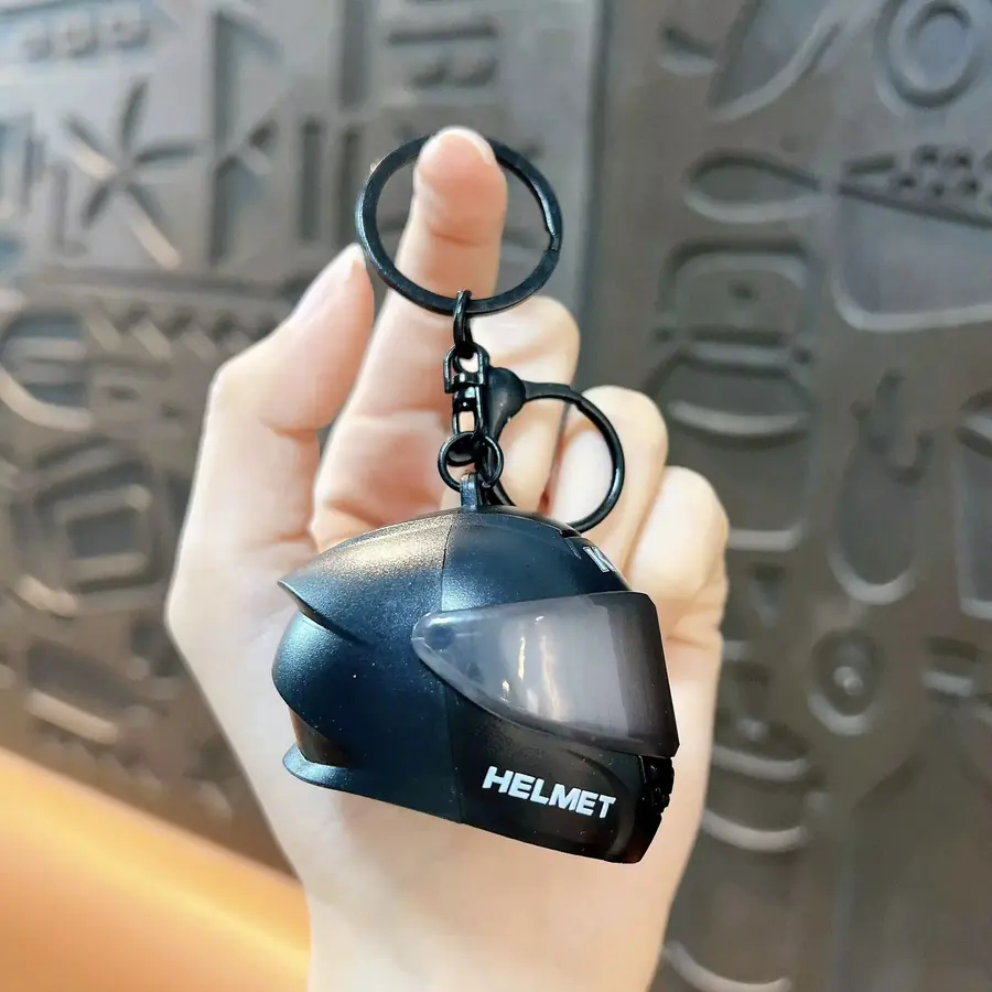 Mini casque noir tenu dans la main