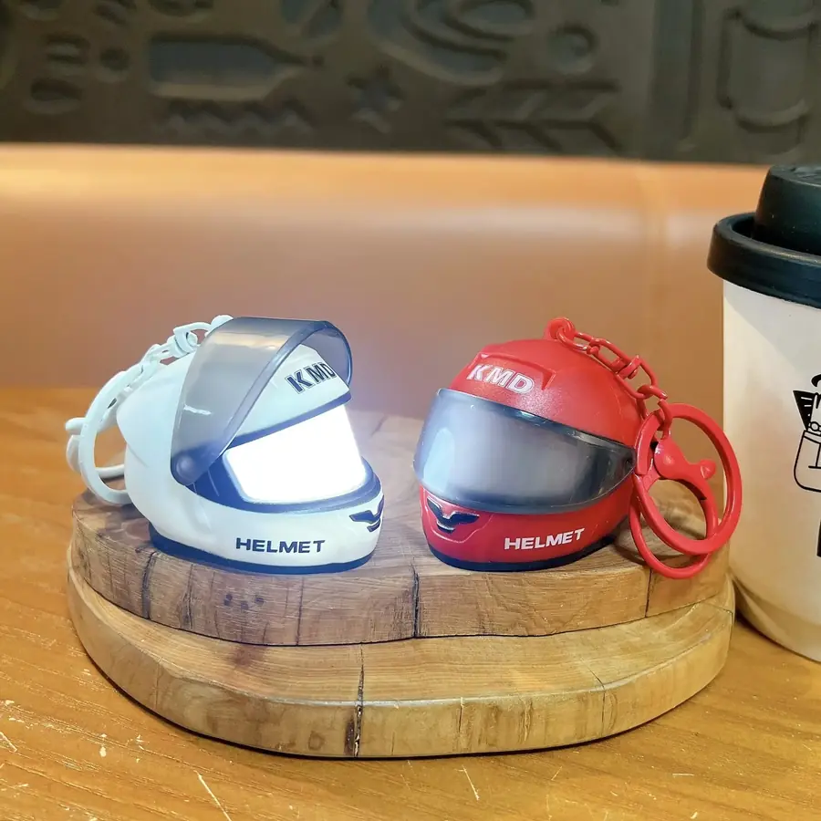 Mini casques blanc et rouge allumés