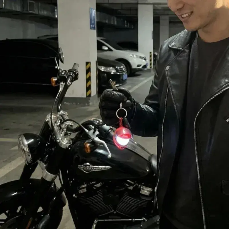 Mini casque utilisé avec des clés de moto